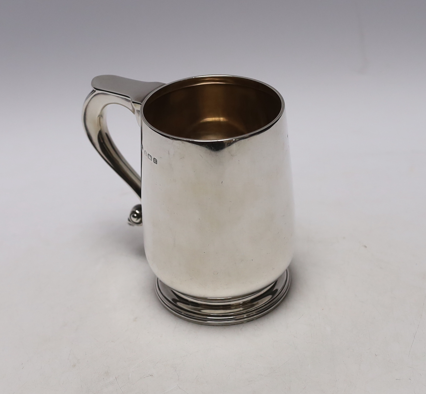 A George V silver mug, by William Neale Ltd, Birmingham, 1929, 11.9cm, 11oz.